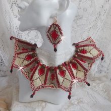 Collier Romane plastron monté avec une abondance de rocailles aux couleurs : Bordeaux, Ivoire et Rouge à laquelle s'ajoute des gouttes plates, perles en bois, perles en laiton pour un style Ethnique